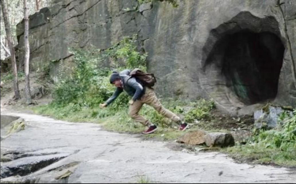 小伙掉进山洞来到了古代，靠现代科技赢得了远古战争，成了英雄图片